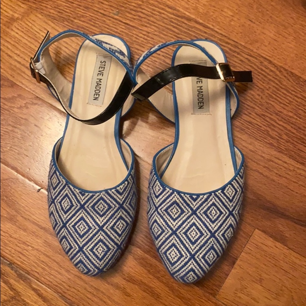 Patterned blue shoes